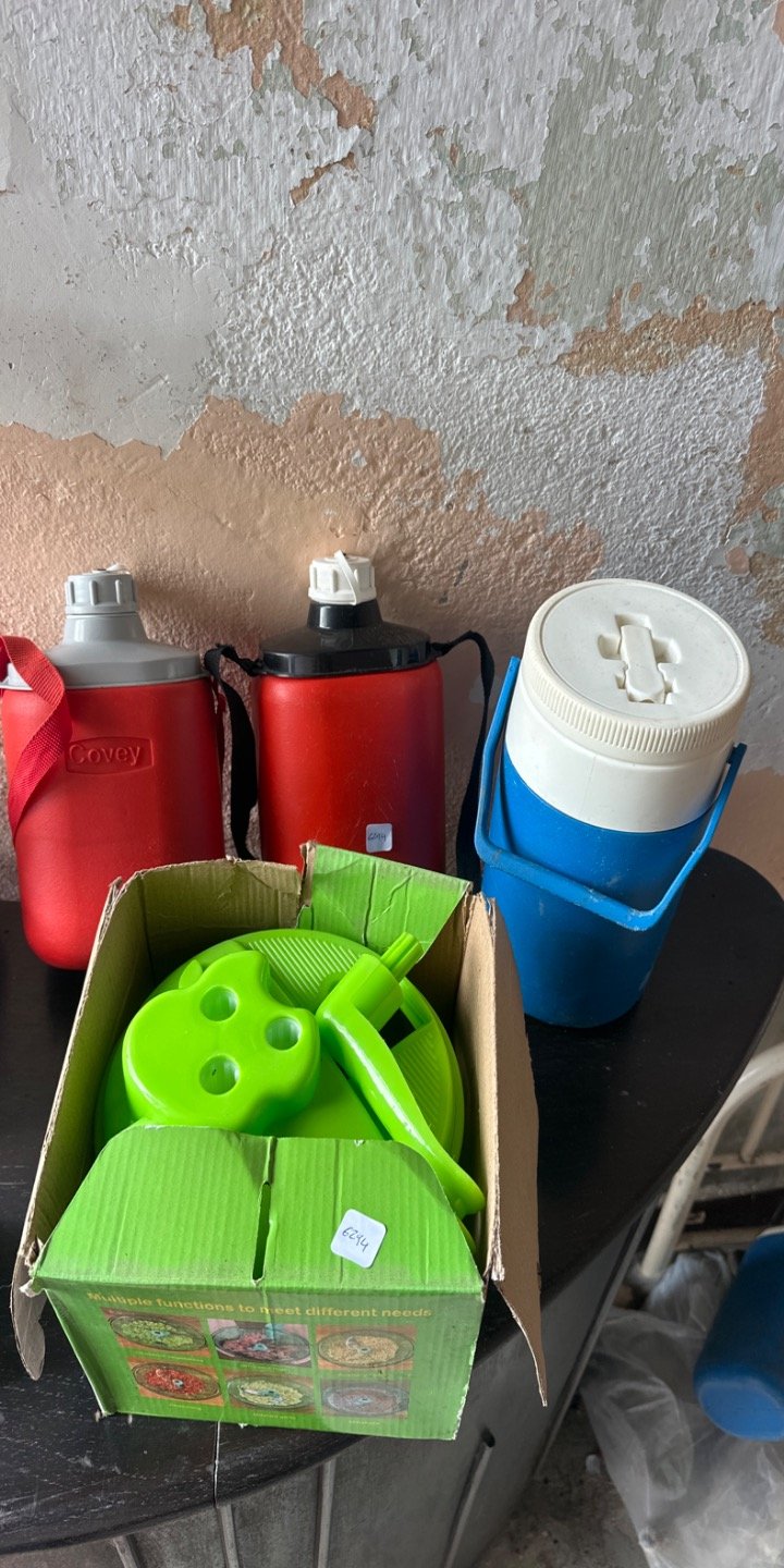 Cantimplora Roja y Azul con Corta Verdura Verde