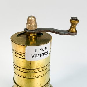 Molinillo Cilíndrico de Bronce con Inscripciones Hindúes - imagen 3