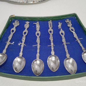 Lote de 30 Piezas Metálicas: Bandejas, Cafetera, Azucarera, Compoteras y Cucharitas Decoradas - imagen 3