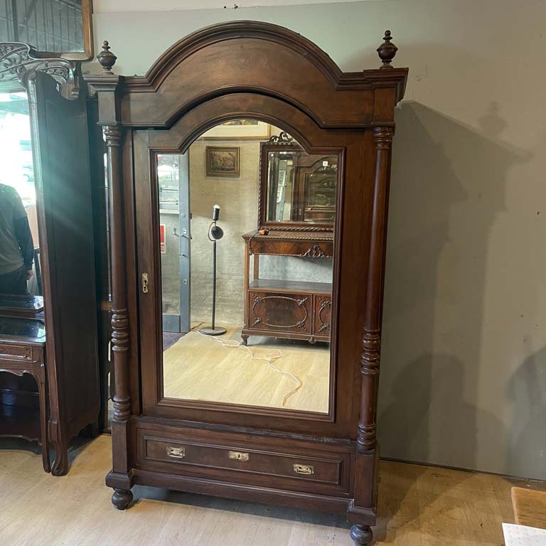 Lote siguiente: Ropero colonial con puerta y cajón - Medidas: 130x66x220cm