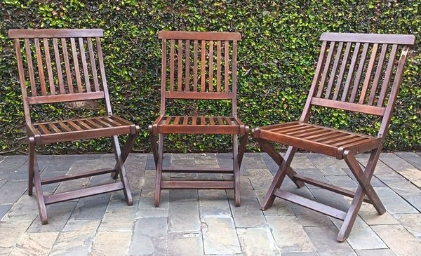 Tres Sillas Plegables de Madera Oscura