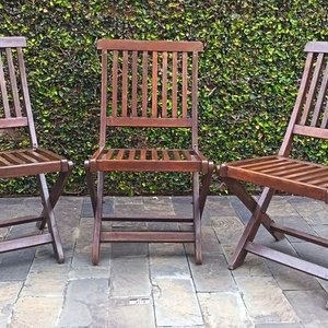 Lote anterior: Tres Sillas Plegables de Madera Oscura