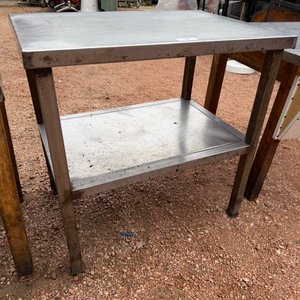 Lote siguiente: Tres Mesas de Trabajo: Acero Inoxidable y Madera