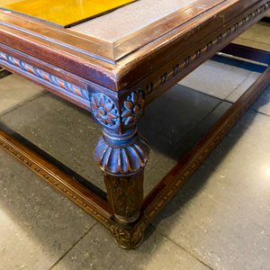Mesa de Centro Antigua con Detalles Tallados y Tapa Dorada - imagen 2