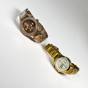 Lote anterior: Dos Relojes Pulsera Michael Kors y Emporio Armani para Dama y Caballero