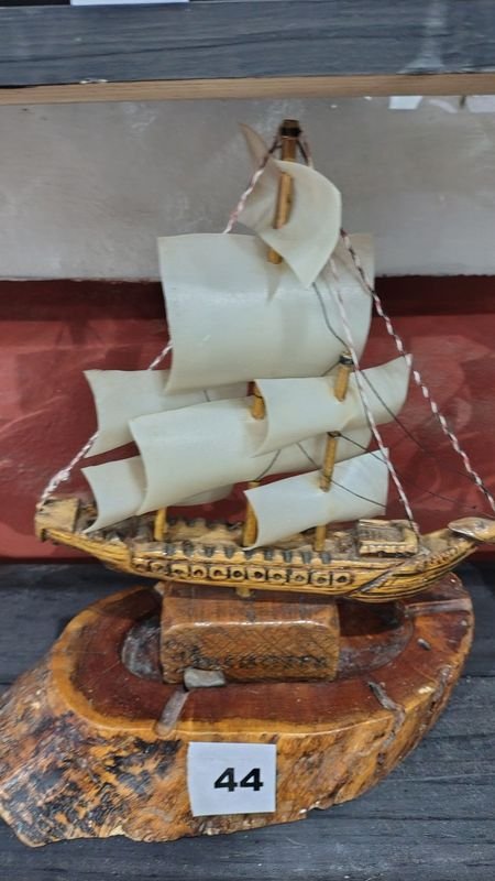 Lote siguiente: Barco Caravela Artesanal en Madera - Modelo de Barco en Madera