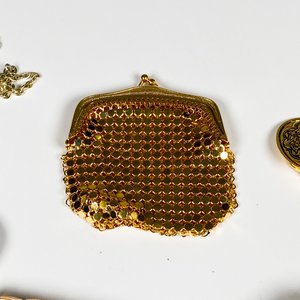 Lote de Joyería y Accesorios: Collar Turquesa, Reloj de Bolsillo, Pulseras y Monedero Dorado - imagen 4