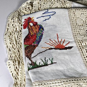 Mantel de Lino Bordado con Gallos y Flores, 2.60 x 1.50 mts - imagen 3