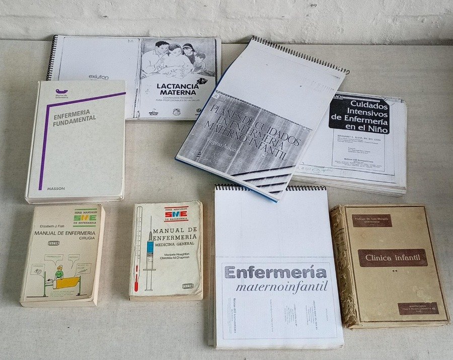Lote de 8 Libros: Clínica Infantil, Manuales de Enfermería y Bibliografías