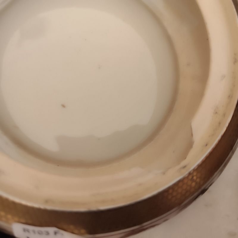 Bombonera antigua blanca y dorada restaurada de 16 cm con tirador roto y chip interno - imagen 5