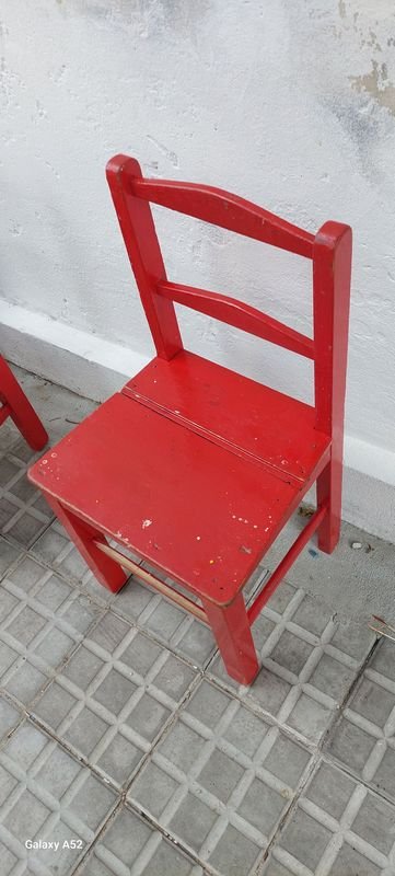 Silla infantil roja en buen estado - imagen 4