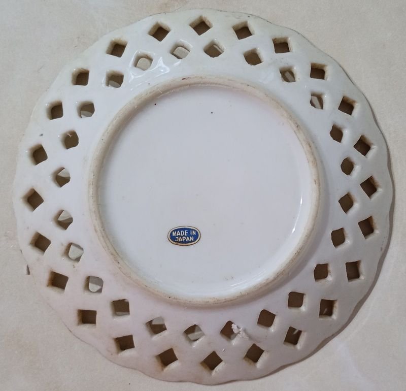Platillo calado de Porcelana Japonesa, pintado a mano y borde doré - imagen 3