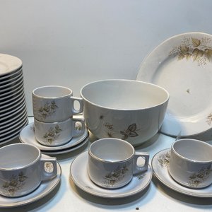 Lote Vajilla Porcelana OLMOS Hojas Doradas: Platos, Tazas y Fuentes - imagen 5
