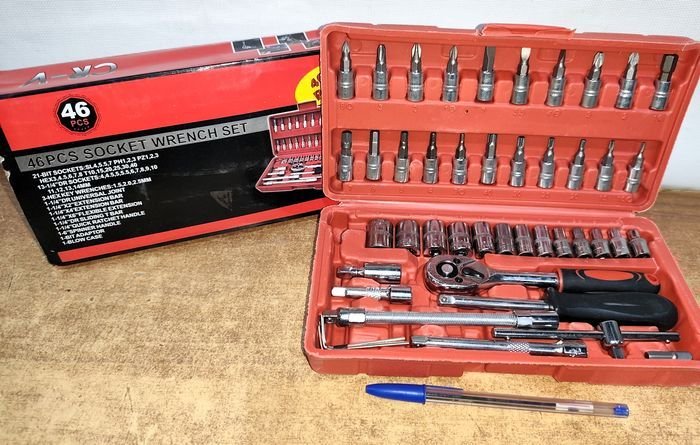 Juego de Dados y Puntas de 46 Piezas con Llave Cricket, Nuevo en Caja