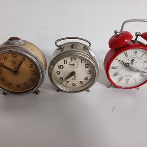 Lote siguiente: Tres Relojes Despertadores Antiguos: JAZ, Herweg y Otro
