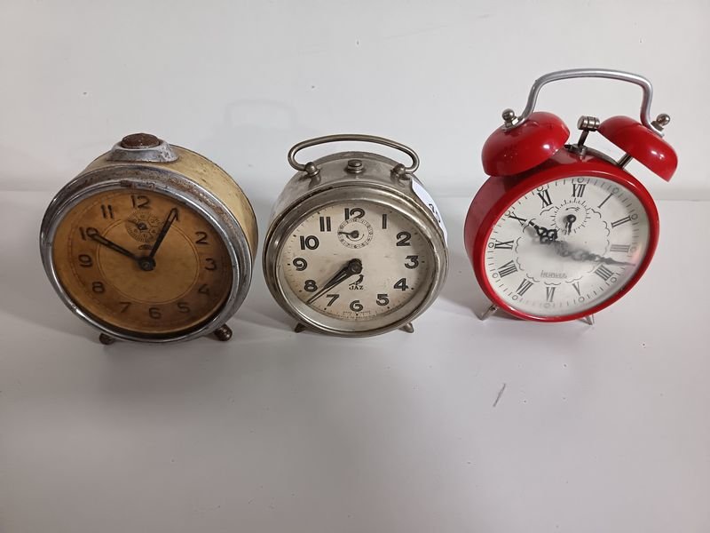Tres Relojes Despertadores Antiguos: JAZ, Herweg y Otro