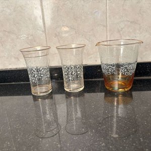 Lote siguiente: Juego de Cristalería: Hielera y 2 Vasos con Diseño Labrado y Borde Dorado
