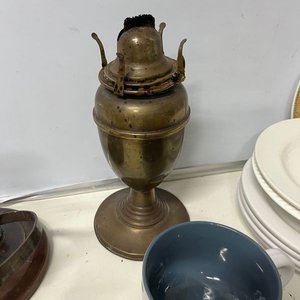 Lote de Apliques de Bronce, Farol a Queroseno y Vajilla Variada - imagen 6