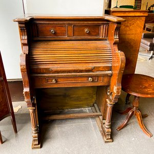 Lote siguiente: Escritorio Antiguo con Tapa Enrollable y Cajones