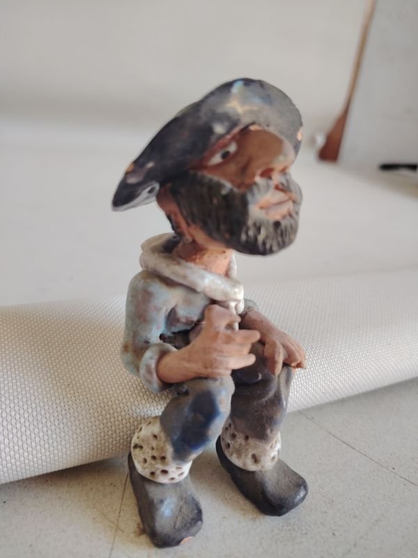 Gaucho sentado decorativo de cerámica pintada a mano - imagen 1