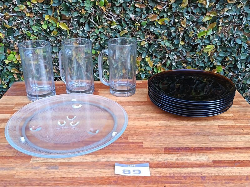Set de 8 Platos Llanos Vidrio Ambar y 3 Jarras Cerveceras