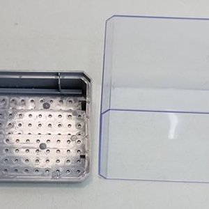 Exhibidor Acrílico Transparente para Modelos con Base Gris y Rajadura - imagen 5