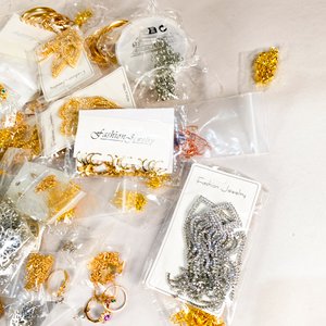 Lote Variado de Bijouterie: Collares, Anillos, Caravanas y Relojes - imagen 2