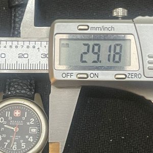 Reloj Wenger S.A.K. Design Swiss Made Esfera Negra con Calendario - imagen 5