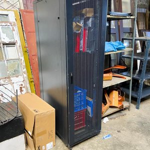 Lote anterior: Mueble Metálico Negro para Central de Computación con Accesorios y Puerta