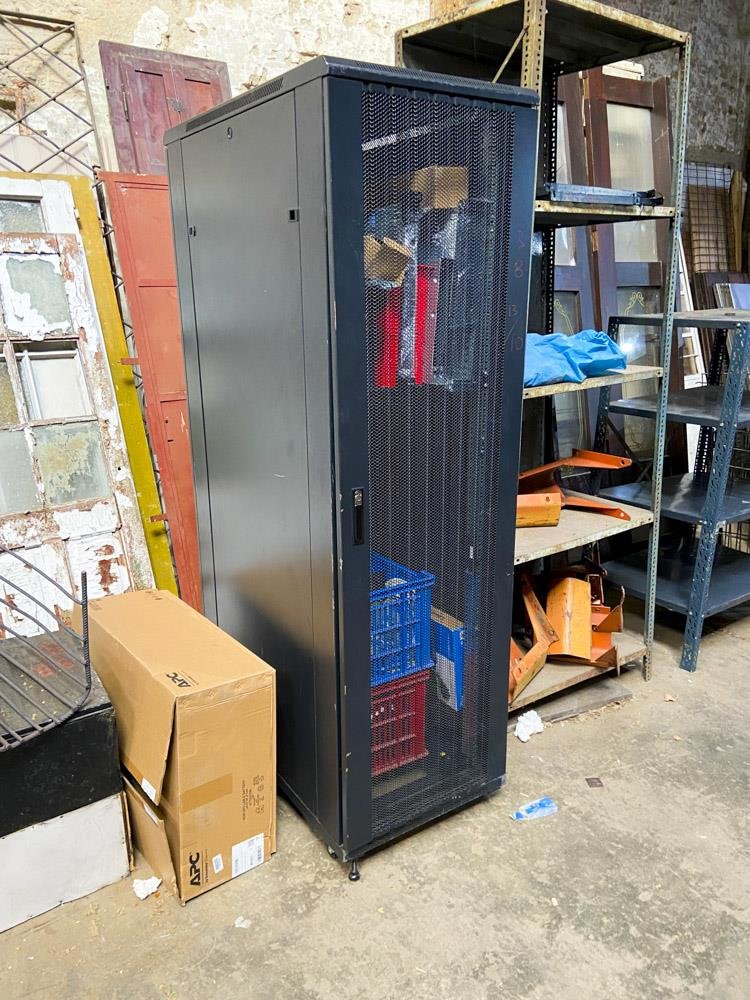 Mueble Metálico Negro para Central de Computación con Accesorios y Puerta