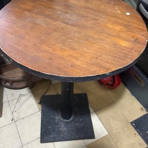 Lote anterior: Mesa redonda de madera con base de hierro