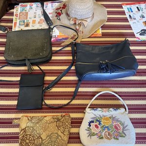 Lote siguiente: Lote de Bolsos y Sombrero de Ala Ancha Artesanal
