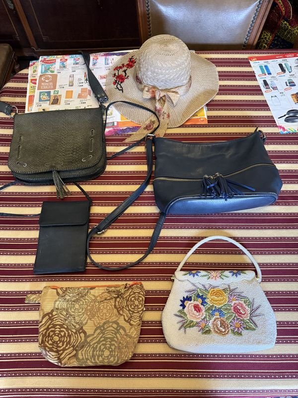 Lote de Bolsos y Sombrero de Ala Ancha Artesanal