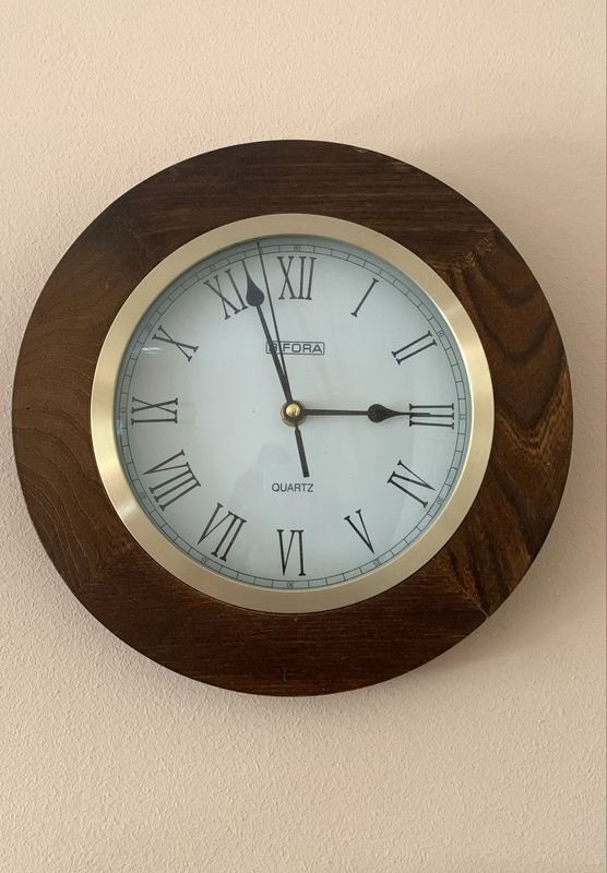 Lote siguiente: Reloj de pared circular de madera con movimiento de cuarzo