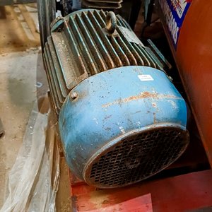 2 Motores Eléctricos Trifásicos Eberle 7.5 Kw / 10 HP - imagen 2