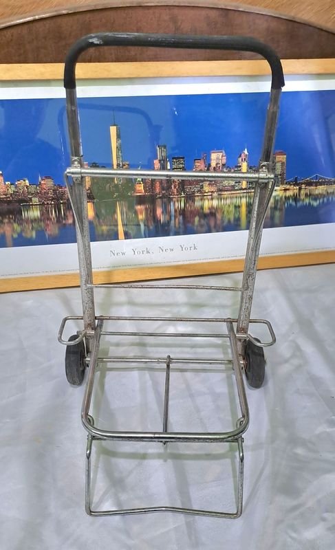 Lote siguiente: Carrito con ruedas en metal para transporte