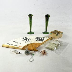 Lote siguiente: Lote de Colección: Abanico Oriental, Fichas, Sellos y Prendedores