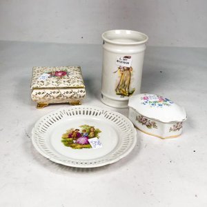 Lote de 4 piezas de porcelana: 2 alhajeros, platillo calado y florero - imagen 1