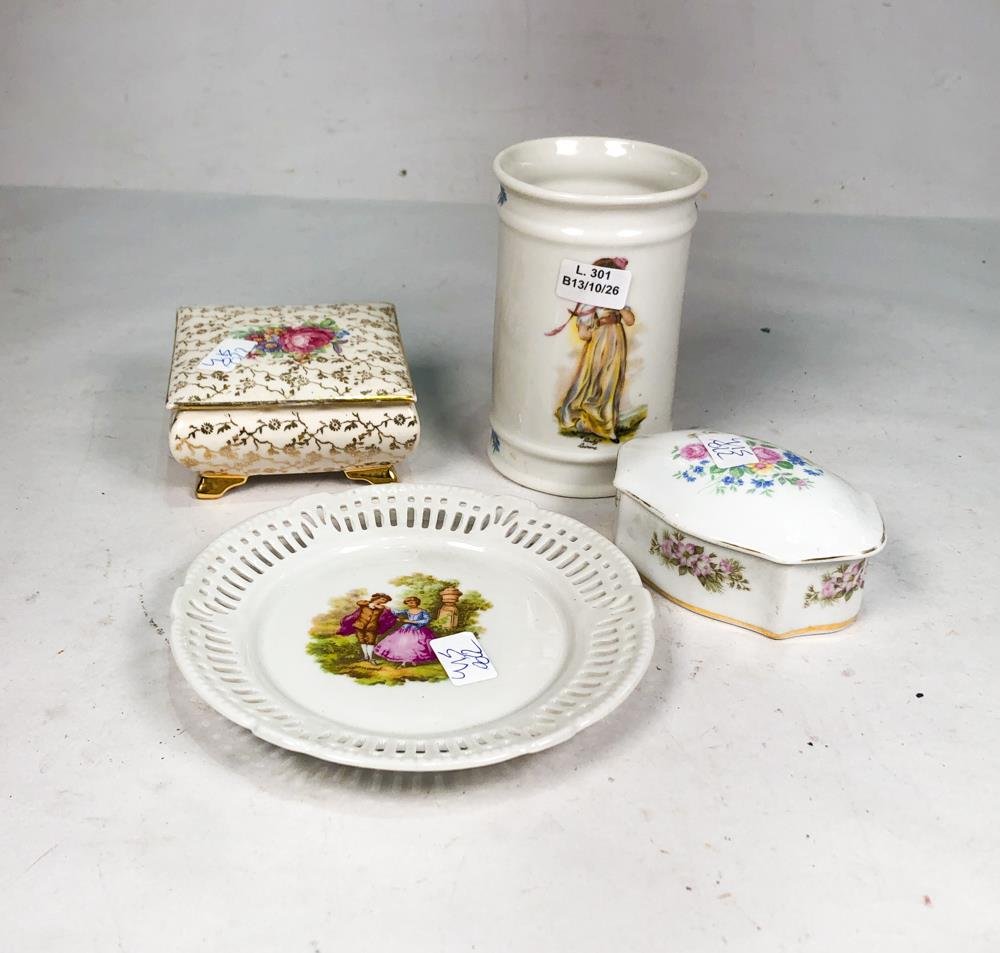 Lote de 4 piezas de porcelana: 2 alhajeros, platillo calado y florero