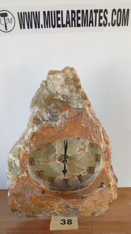 Lote siguiente: Reloj en piedra de jade antiguo