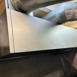 Lote siguiente: Lote #038 – Campana en Ac/Inox de alto calibre con sistema de extracción y sistema de inyección de aire, tiene filtros, ductos y separación lateral de Ac/Inox