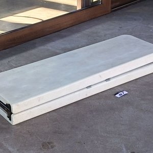 Banco Plegable Tipo Valija - Estructura de Alta Resistencia Banco corrido multiuso plegable a la mitad. Cuenta con una superficie de polietileno de alta densidad (HDPE) resistente a la intemperie y protección UV, ideal tanto para interiores como para exteriores. Medidas aproximadas: 183 cm de largo × 29,50 cm de ancho × 43,50 cm de alto - imagen 4