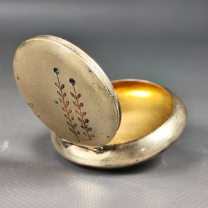 Antiguo Relicario Metálico con Diseño de Hojas y Piedras Azules - imagen 3