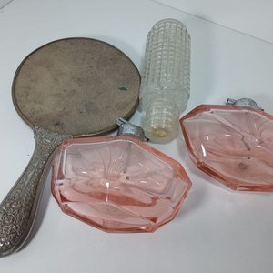 Espejo Antiguo Metálico con Relieves Florales y Tres Frascos de Perfume Vintage - imagen 2