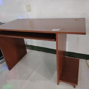 Escritorio de Madera Oscura con Bandeja para Teclado - imagen 3