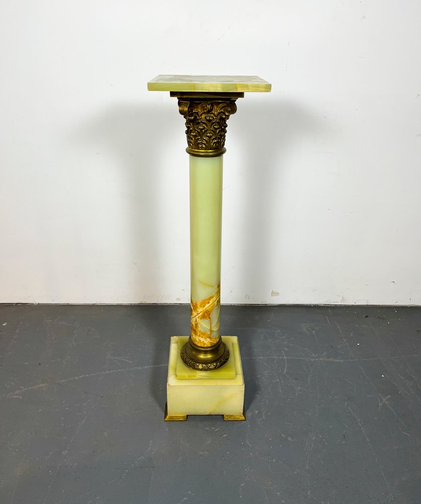 Pedestal de Onix y Bronce con Base y Mesa Cuadrangular