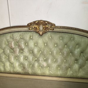 Cama Clásica Estilo Luis XV con Tapizado Capitoné Verde - imagen 5