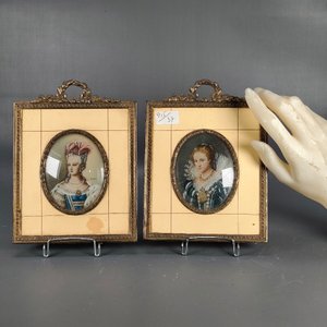 Par de Miniaturas Pintadas a Mano y Firmadas con Marcos de Bronce Estilo Francés - imagen 3