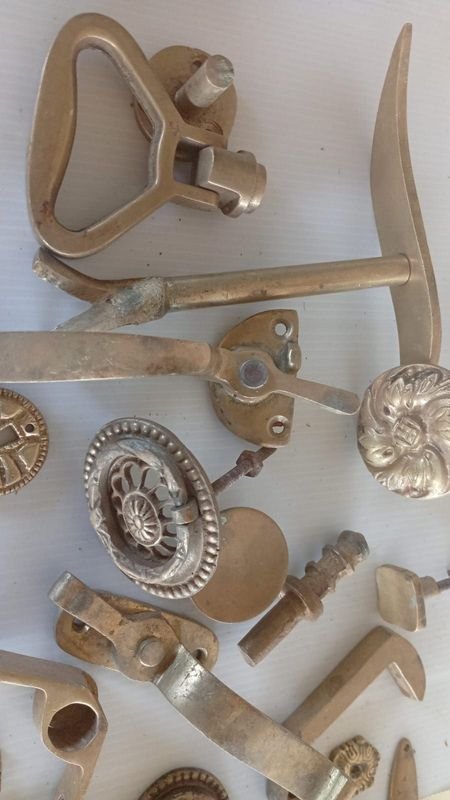 Herrajes antiguos en bronce para decoración y uso - imagen 2