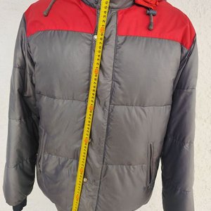 Campera Acolchada Millet Gris y Roja con Capucha - imagen 12